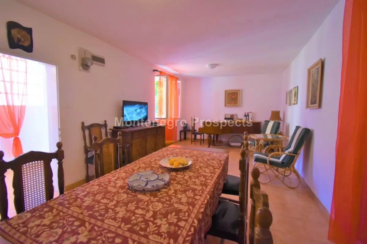 Дом в Прчань, 300м от моря, 11057, 2